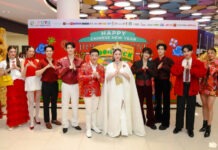 แอฟ-ทักษอร งามสง่าดั่งราชินีมังกรขาว สัญลักษณ์แห่งความโชคดี ในงาน “Happy Chinese New Year 2025” โดยศูนย์การค้าโรบินสันไลฟ์สไตล์