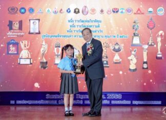 สุดภูมิใจ YINGLAK PHICHITH The Australian lnternational School เข้ารับรางวัลพิฆเณศวร สาขา ผู้เป็นแบบอย่างเยาวชนดีเด่น