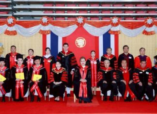 ทูลกระหม่อมหญิงอุบลรัตนราชกัญญา สิริวัฒนาพรรณวดี พระราชทานปริญญาบัตรแก่ผู้สำเร็จการศึกษาจากมหาวิทยาลัยกรุงเทพธนบุรี