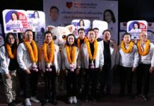 อิม เฌอมินทร์ หลั่งน้ำตาขอกราบเท้าประชาชน ชูนโยบายสิทธิเท่าเทียมทุกอาชีพ ปิดปราศัยโค้งสุดท้ายของพรรคปวงชนไทยที่ลาน