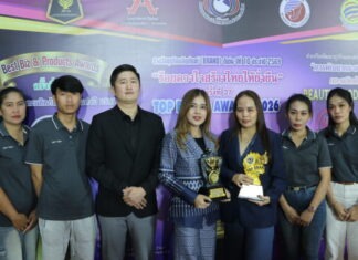 คุณเพชรมณี สกุลบึงบูรพ์ เจ้าของแบรนด์ SPP และ แบรนด์ EYB SHOPPING คว้า 2 รางวัลใหญ่