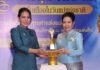 คุณกษิรา โพธิ์ขำใหญ่ กรรมการผู้จัดการ บริษัท เอ็นเคคอสเมติคจำกัด รับรางวัล เพชรพสุธาสยาม